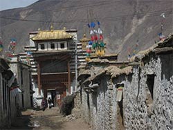 Tras un largo período, el referéndum de 1965 devolvió al Tíbet una autonomía disminuida. Votaciones en Chamdo, donde comenzó la invasión