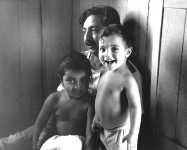 Chico Mendes con sus hijos